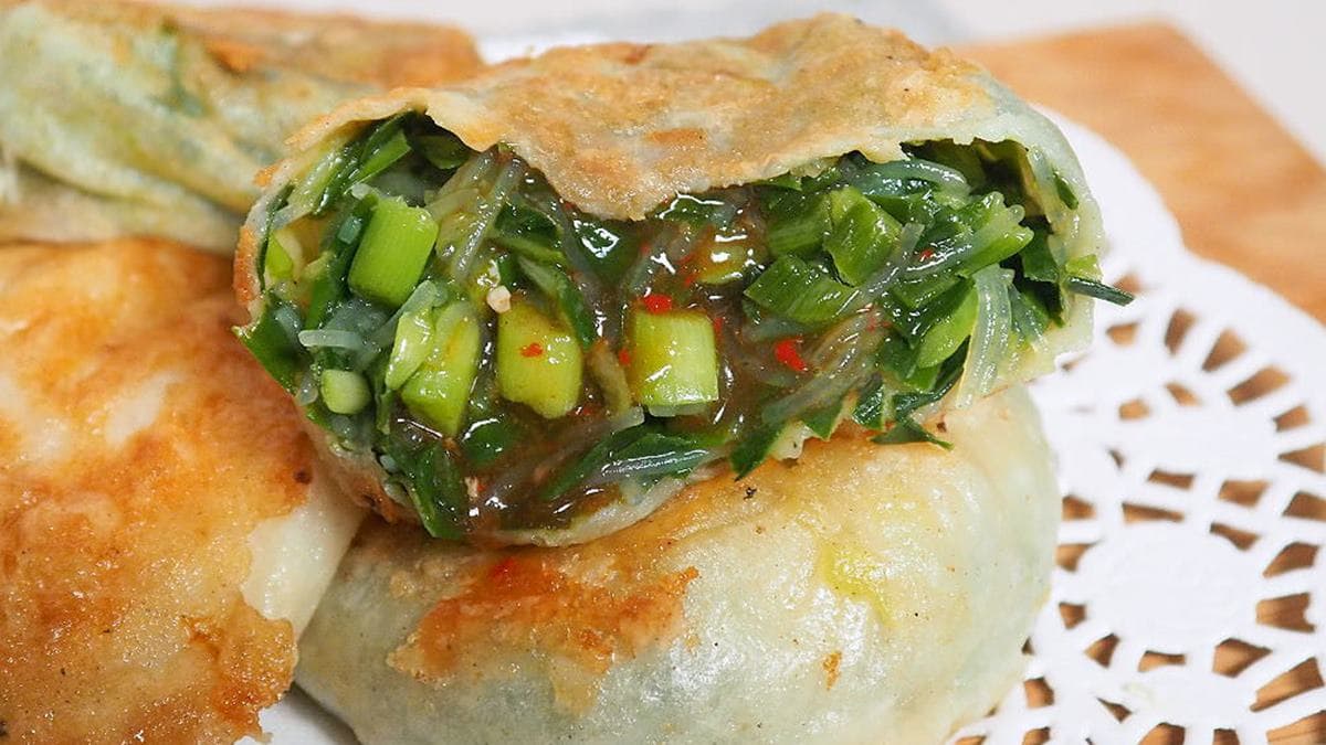 想吃先排隊!台中「無名」水煎包2顆只要35元,「冬粉」內餡加特製辣醬更夠味 想吃先排隊!台中「無名」水煎包2顆只要35元,「冬粉」內餡加特製辣醬更夠味