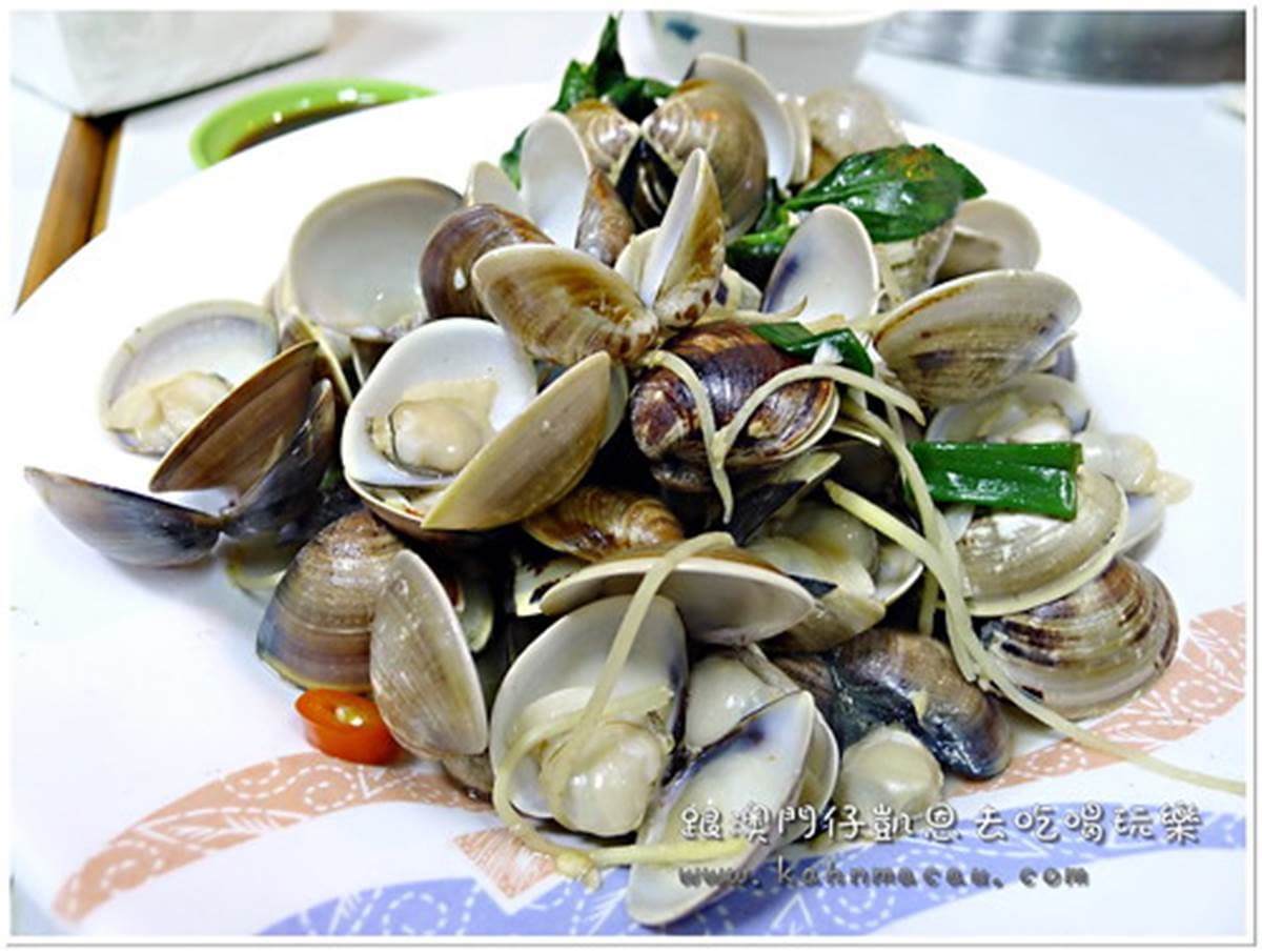 台中超人氣消夜!烏骨雞料理有10多種口味,先嘗陳年菜脯、九尾雞湯 台中超人氣消夜!烏骨雞料理有10多種口味,先嘗陳年菜脯、九尾雞湯