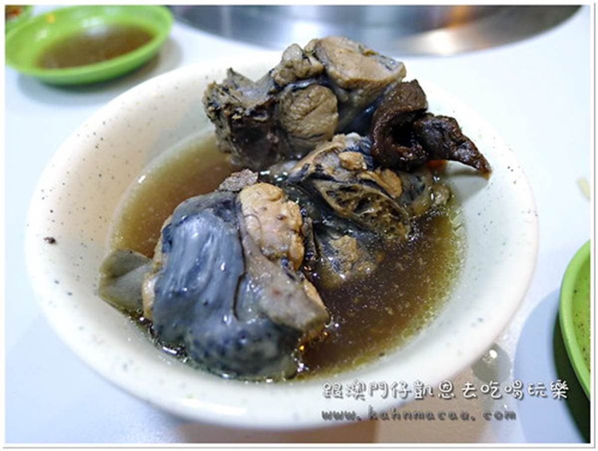 台中超人氣消夜!烏骨雞料理有10多種口味,先嘗陳年菜脯、九尾雞湯 台中超人氣消夜!烏骨雞料理有10多種口味,先嘗陳年菜脯、九尾雞湯