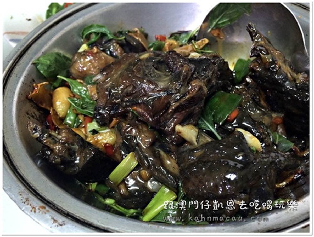 台中超人氣消夜!烏骨雞料理有10多種口味,先嘗陳年菜脯、九尾雞湯 台中超人氣消夜!烏骨雞料理有10多種口味,先嘗陳年菜脯、九尾雞湯
