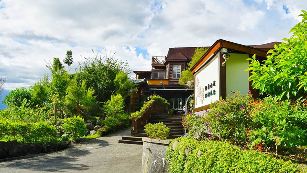 到山裡泡百年湯泉!花蓮度假山莊住檜木屋泡不摻水原泉,還能散步茶樹森林 到山裡泡百年湯泉!花蓮度假山莊住檜木屋泡不摻水原泉,還能散步茶樹森林