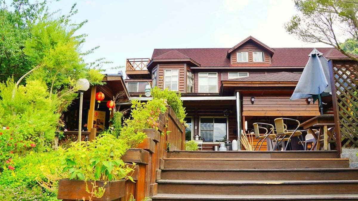 到山裡泡百年湯泉!花蓮度假山莊住檜木屋泡不摻水原泉,還能散步茶樹森林 到山裡泡百年湯泉!花蓮度假山莊住檜木屋泡不摻水原泉,還能散步茶樹森林