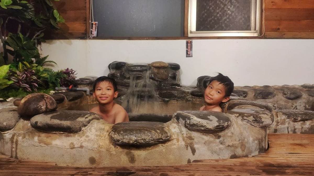 到山裡泡百年湯泉!花蓮度假山莊住檜木屋泡不摻水原泉,還能散步茶樹森林 到山裡泡百年湯泉!花蓮度假山莊住檜木屋泡不摻水原泉,還能散步茶樹森林