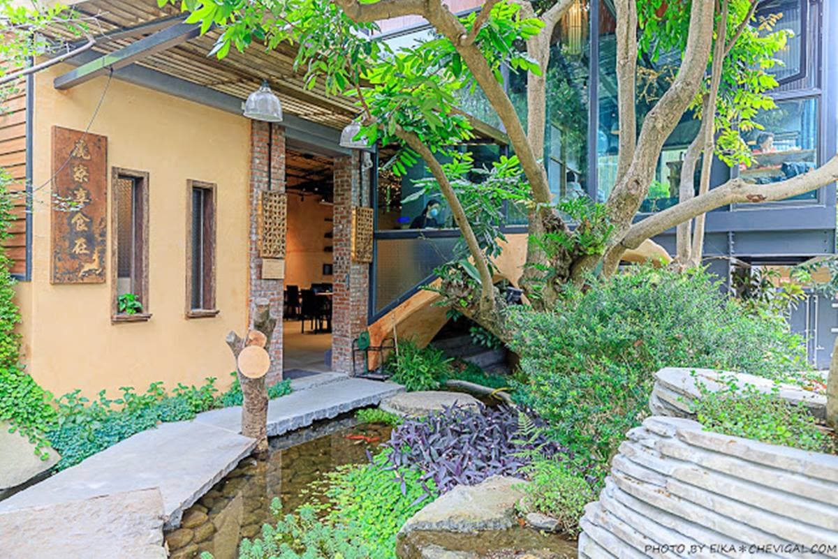 網美瘋打卡!台中玻璃屋餐廳吃香草烤雞,還能漫步落羽松水森林步道 網美瘋打卡!台中玻璃屋餐廳吃香草烤雞,還能漫步落羽松水森林步道
