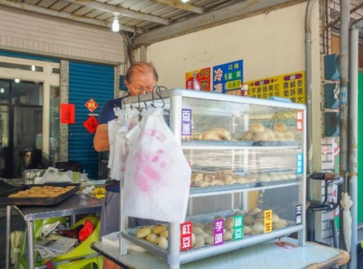 只要20元!左營眷村老字號燒餅吃得到爆料香蔥,一咬老麵甜味愈嚼愈香 只要20元!左營眷村老字號燒餅吃得到爆料香蔥,一咬老麵甜味愈嚼愈香