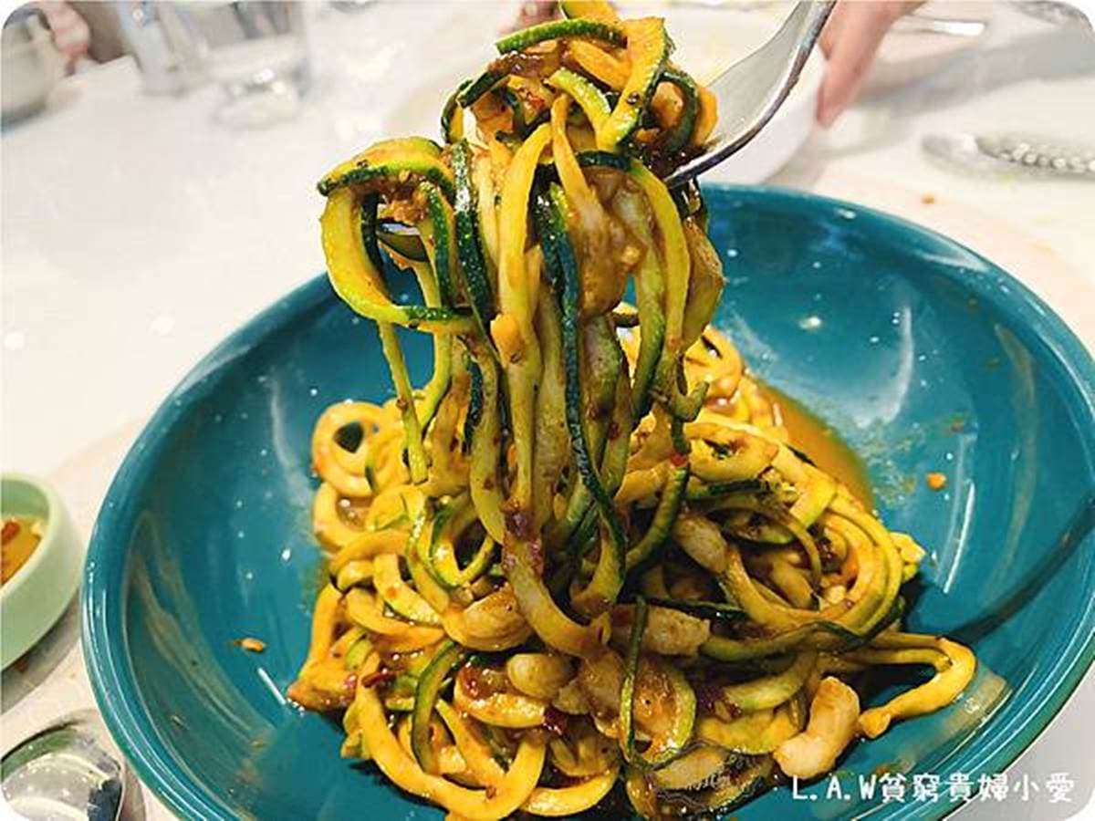 曼谷人氣網美餐廳來中壢了!必吃這6道:減醣「櫛瓜麵」、粄炒打拋雞、松露炸雞翅 曼谷人氣網美餐廳來中壢了!必吃這6道:減醣「櫛瓜麵」、粄炒打拋雞、松露炸雞翅
