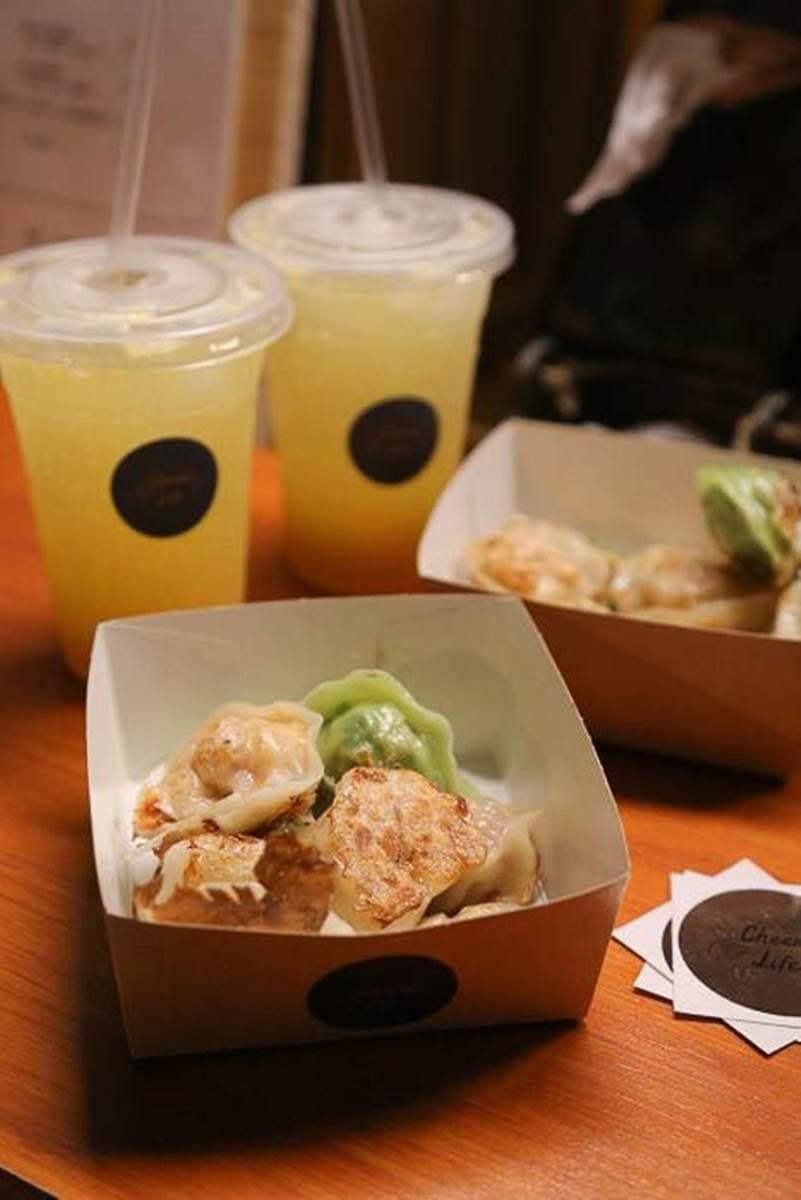 想吃碰運氣!台南幽靈餐車「綠皮煎餃」外酥內香,淋上特製青辣椒檸檬醬更唰嘴 想吃碰運氣!台南幽靈餐車「綠皮煎餃」外酥內香,淋上特製青辣椒檸檬醬更唰嘴