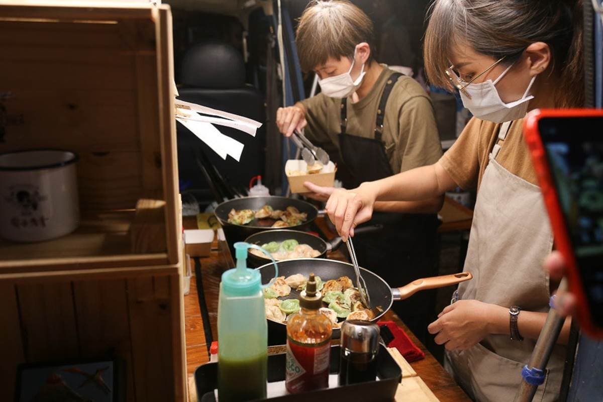 想吃碰運氣!台南幽靈餐車「綠皮煎餃」外酥內香,淋上特製青辣椒檸檬醬更唰嘴 想吃碰運氣!台南幽靈餐車「綠皮煎餃」外酥內香,淋上特製青辣椒檸檬醬更唰嘴