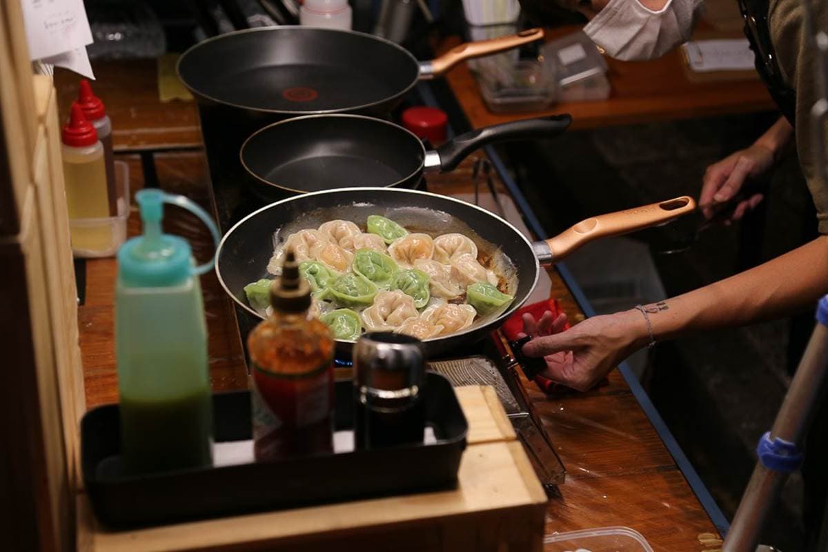 想吃碰運氣!台南幽靈餐車「綠皮煎餃」外酥內香,淋上特製青辣椒檸檬醬更唰嘴 想吃碰運氣!台南幽靈餐車「綠皮煎餃」外酥內香,淋上特製青辣椒檸檬醬更唰嘴
