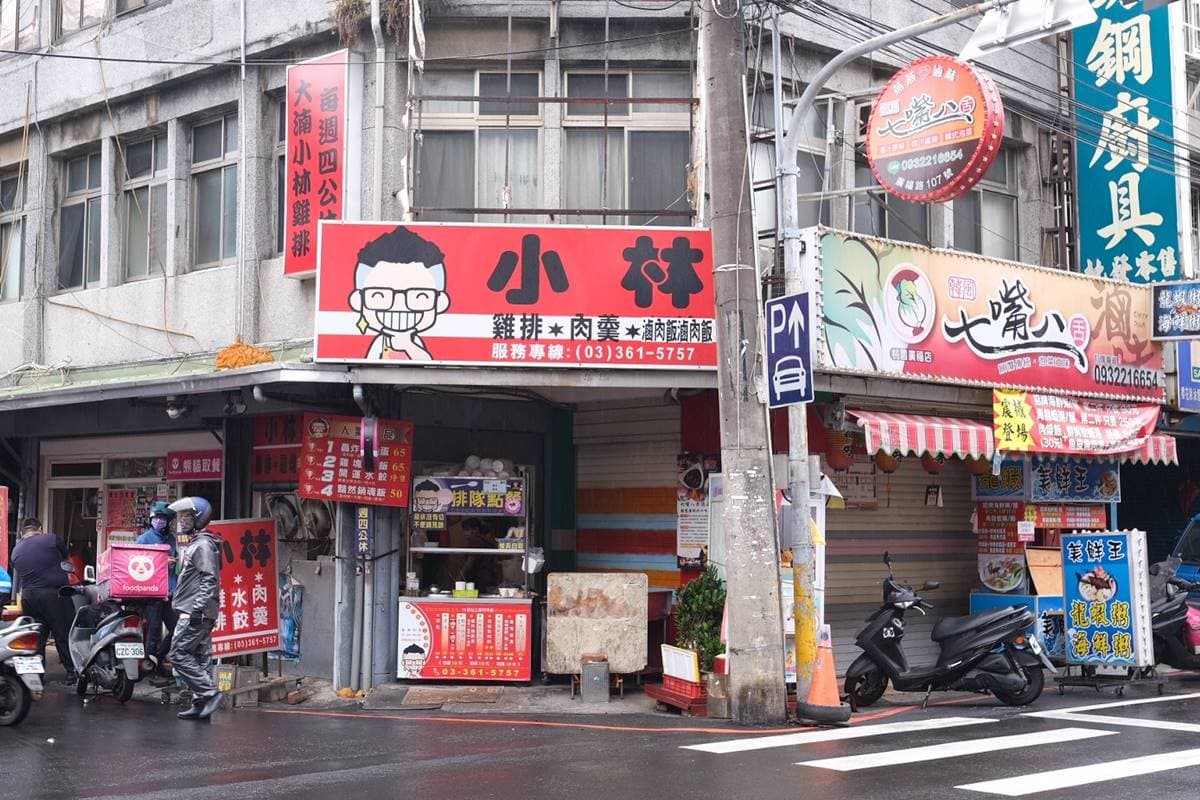 在地人排爆!桃園超高CP值「炸雞便當」肉多到蓋不起來,只要65元佛心價 在地人排爆!桃園超高CP值「炸雞便當」肉多到蓋不起來,只要65元佛心價