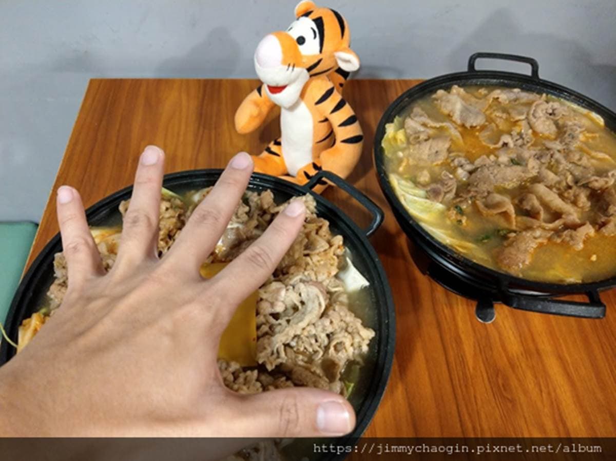 台南超夯平價小火鍋!起司泡菜鍋肉量鋪滿滿比手掌還大,蛋捲霜淇淋能無限吃 台南超夯平價小火鍋!起司泡菜鍋肉量鋪滿滿比手掌還大,蛋捲霜淇淋能無限吃