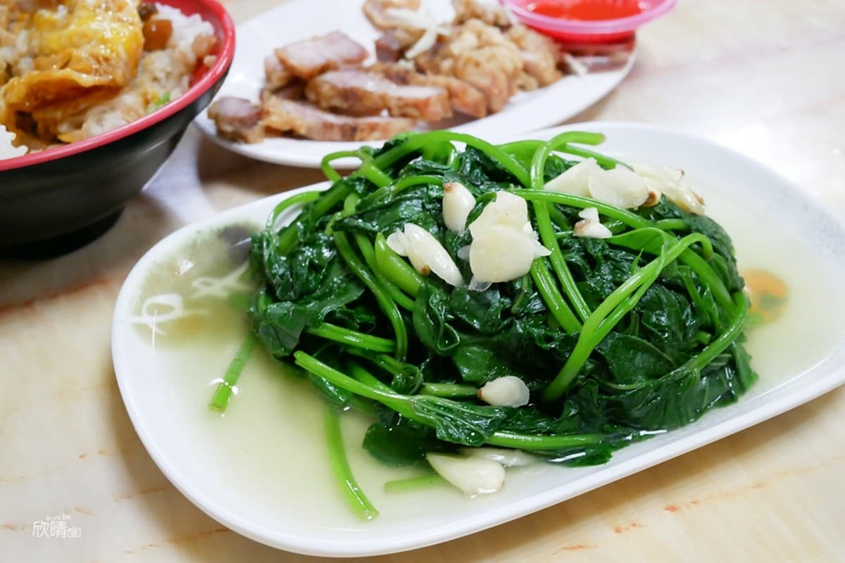 早上6點就排隊!人氣滷肉飯搭邪惡「半熟蛋」更對味,單點爌肉飯還送你3樣配菜 早上6點就排隊!人氣滷肉飯搭邪惡「半熟蛋」更對味,單點爌肉飯還送你3樣配菜