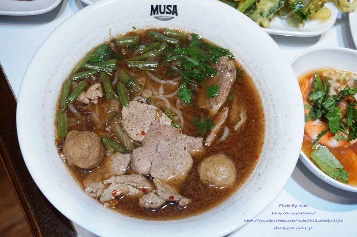 獨特「黑湯」免費續!台南道地泰式船麵隨你加九層塔、豆芽菜,配海鮮酥炸空心菜超對味 獨特「黑湯」免費續!台南道地泰式船麵隨你加九層塔、豆芽菜,配海鮮酥炸空心菜超對味