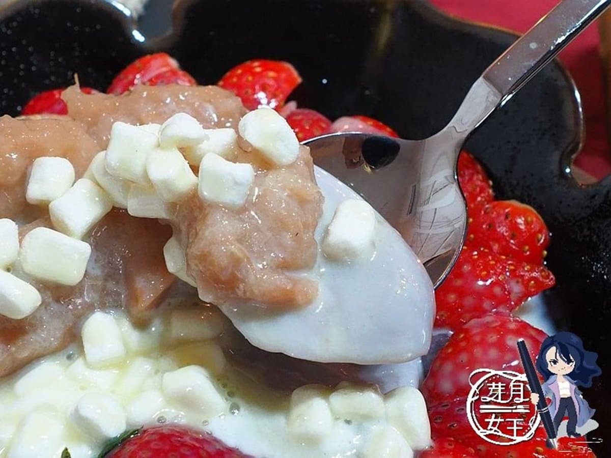 老闆下重本!中壢超夯寒天豆花連糖水都自己炒,先嘗隱藏版「浮誇芋香草莓」 老闆下重本!中壢超夯寒天豆花連糖水都自己炒,先嘗隱藏版「浮誇芋香草莓」