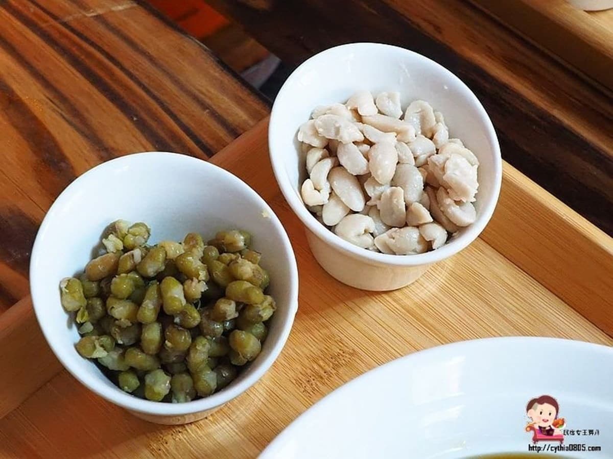老闆下重本!中壢超夯寒天豆花連糖水都自己炒,先嘗隱藏版「浮誇芋香草莓」 老闆下重本!中壢超夯寒天豆花連糖水都自己炒,先嘗隱藏版「浮誇芋香草莓」