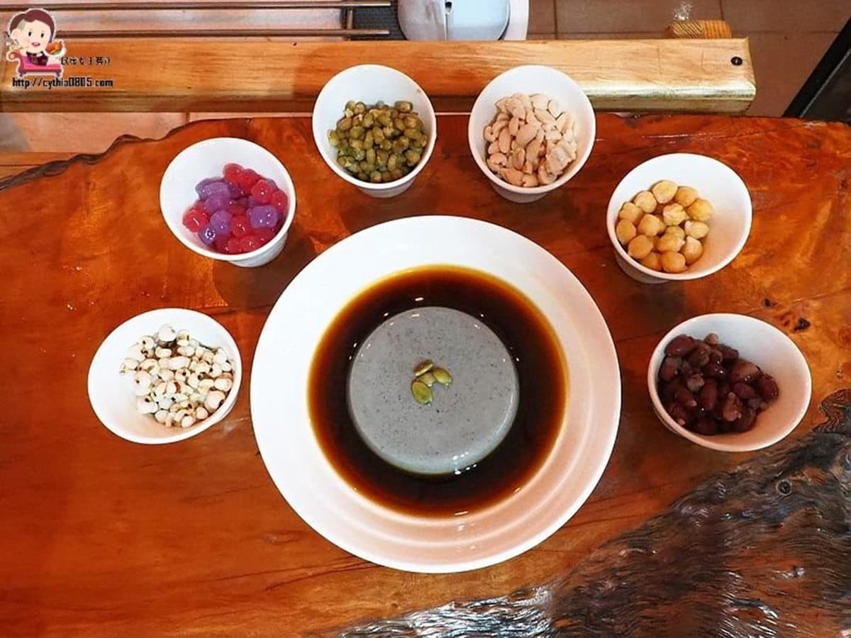 老闆下重本!中壢超夯寒天豆花連糖水都自己炒,先嘗隱藏版「浮誇芋香草莓」 老闆下重本!中壢超夯寒天豆花連糖水都自己炒,先嘗隱藏版「浮誇芋香草莓」