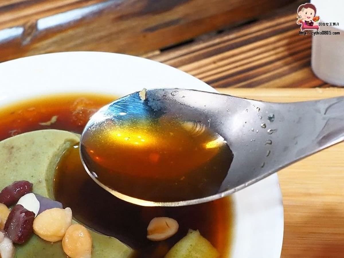 老闆下重本!中壢超夯寒天豆花連糖水都自己炒,先嘗隱藏版「浮誇芋香草莓」 老闆下重本!中壢超夯寒天豆花連糖水都自己炒,先嘗隱藏版「浮誇芋香草莓」