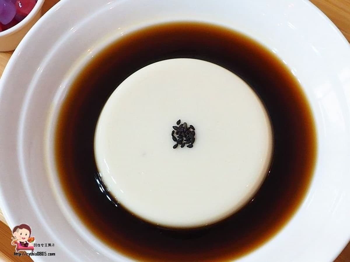老闆下重本!中壢超夯寒天豆花連糖水都自己炒,先嘗隱藏版「浮誇芋香草莓」 老闆下重本!中壢超夯寒天豆花連糖水都自己炒,先嘗隱藏版「浮誇芋香草莓」