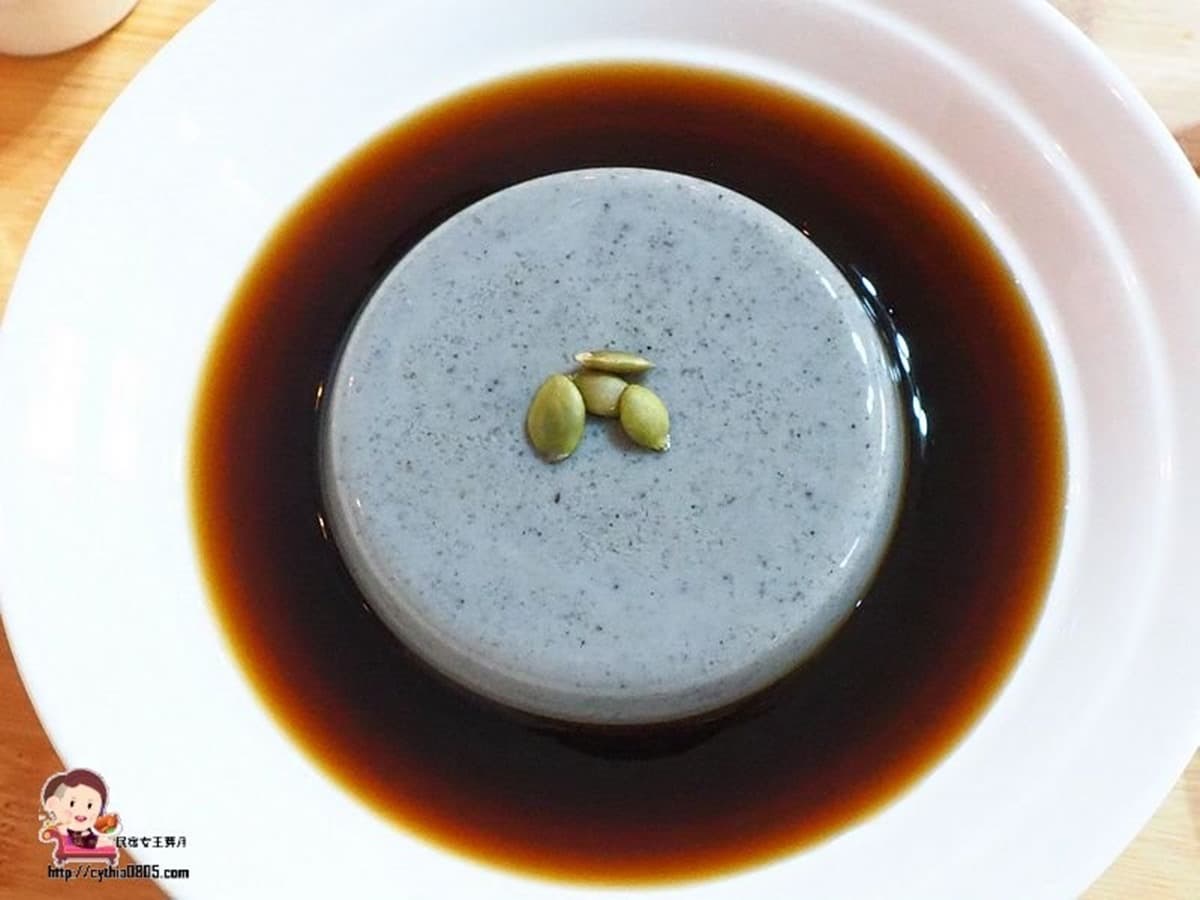 老闆下重本!中壢超夯寒天豆花連糖水都自己炒,先嘗隱藏版「浮誇芋香草莓」 老闆下重本!中壢超夯寒天豆花連糖水都自己炒,先嘗隱藏版「浮誇芋香草莓」