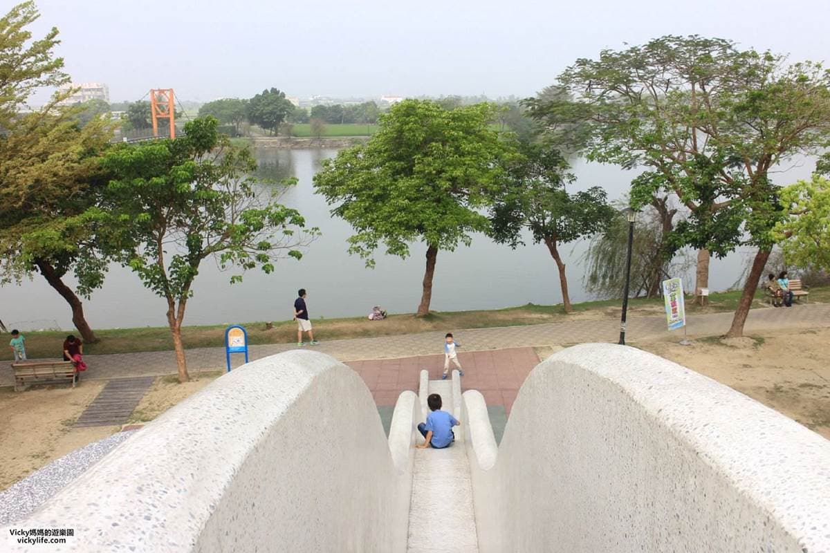 不只有菱角!台南官田親子遊4打卡點:百年大綠傘、無邊際景觀池、「菱香舟影」奇景 不只有菱角!台南官田親子遊4打卡點:百年大綠傘、無邊際景觀池、「菱香舟影」奇景