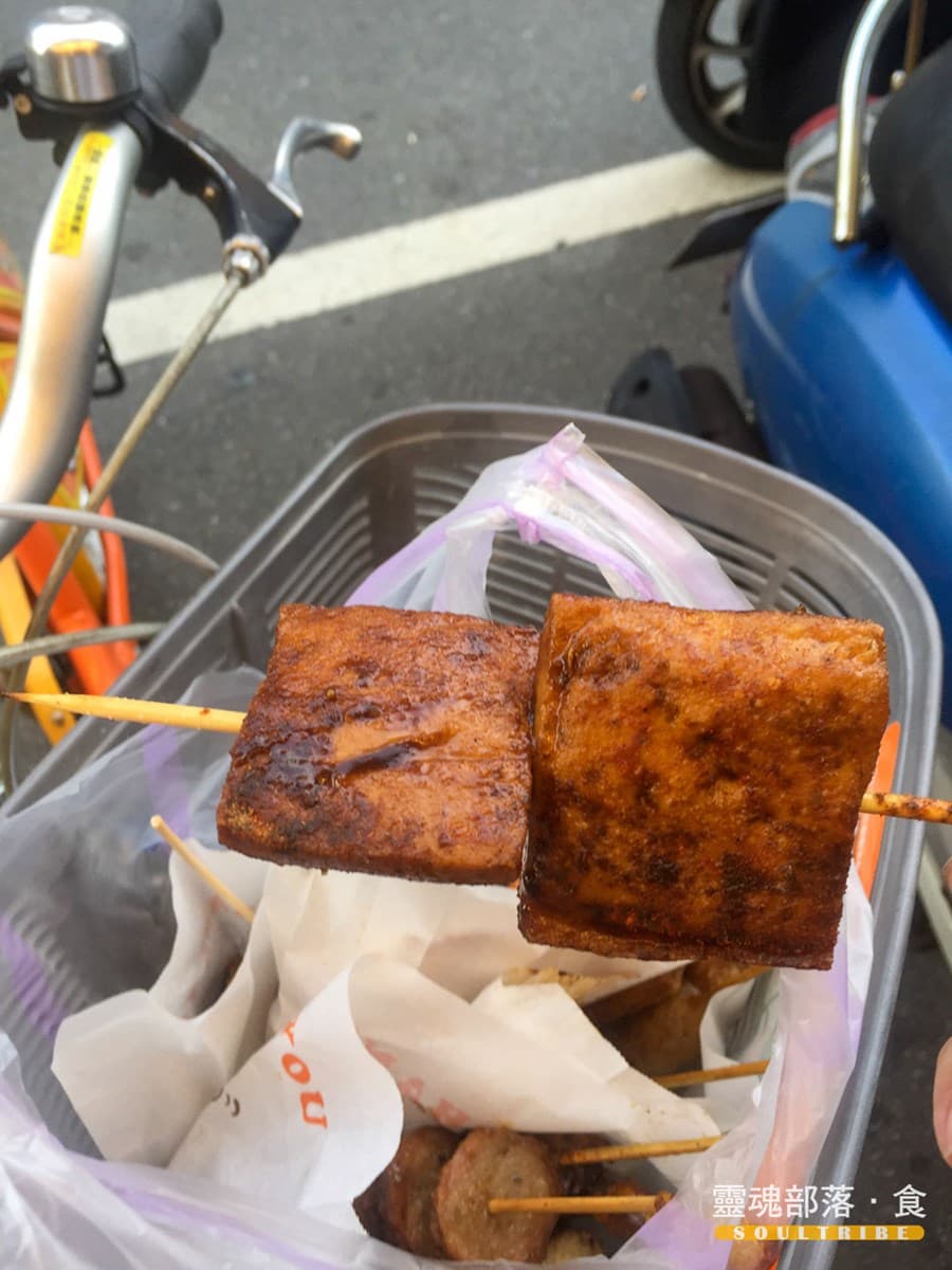 冷掉也好吃!肉感十足「鹽酥雞」先炸再烤超唰嘴,撒滿特製香料豆干也必點 冷掉也好吃!肉感十足「鹽酥雞」先炸再烤超唰嘴,撒滿特製香料豆干也必點