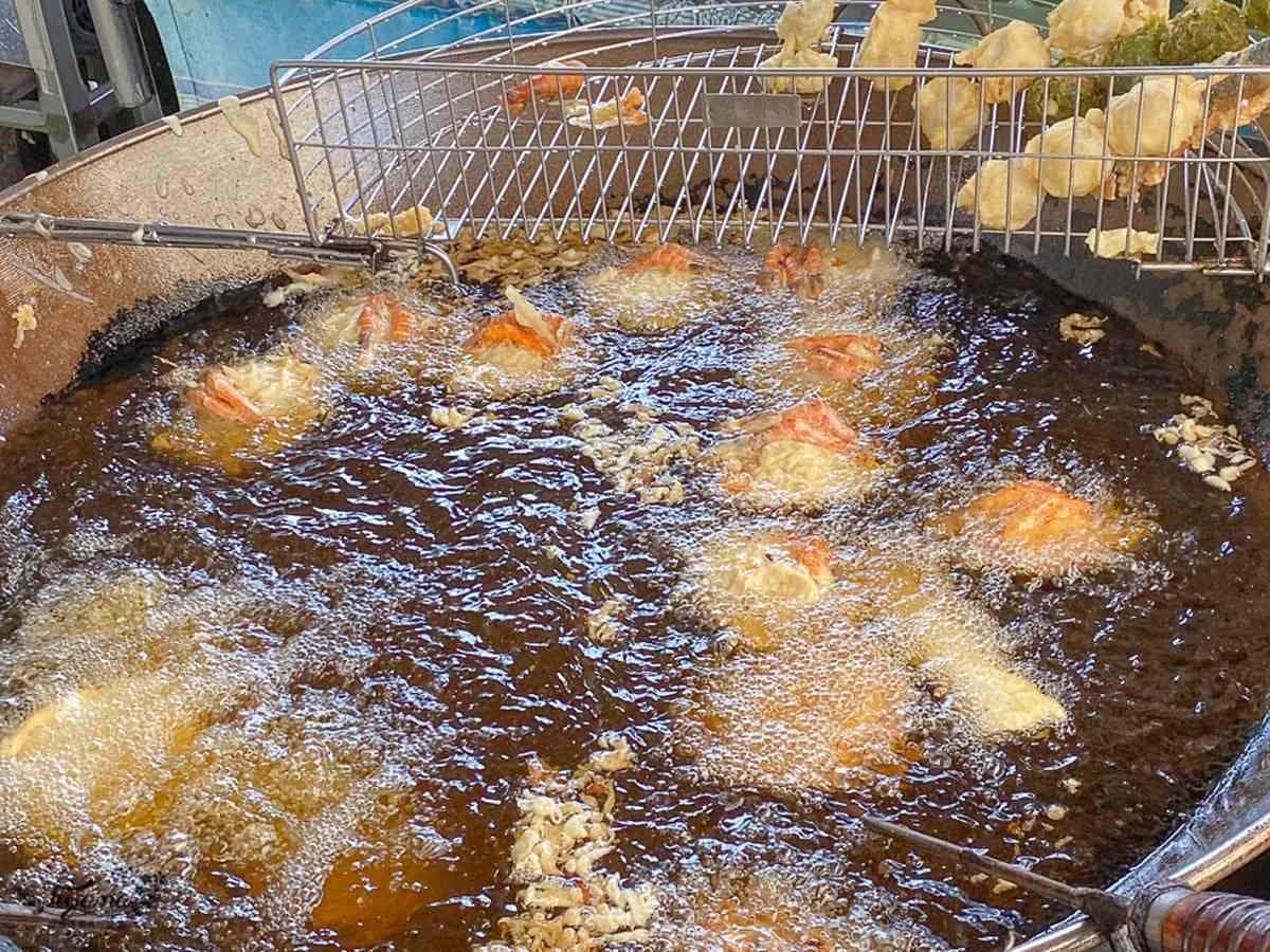 升級版蚵嗲!澎湖人氣「雙拼炸粿」包滿滿鮮蚵、高麗菜,表皮酥脆鮮蝦整隻都能吃 升級版蚵嗲!澎湖人氣「雙拼炸粿」包滿滿鮮蚵、高麗菜,表皮酥脆鮮蝦整隻都能吃