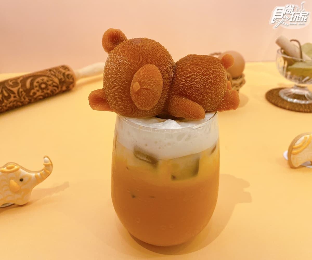 「趴睡奶茶小熊」太萌!日本人氣鬆餅推「手標泰奶舒芙蕾」,再吃焦糖嫩布丁 「趴睡奶茶小熊」太萌!日本人氣鬆餅推「手標泰奶舒芙蕾」,再吃焦糖嫩布丁