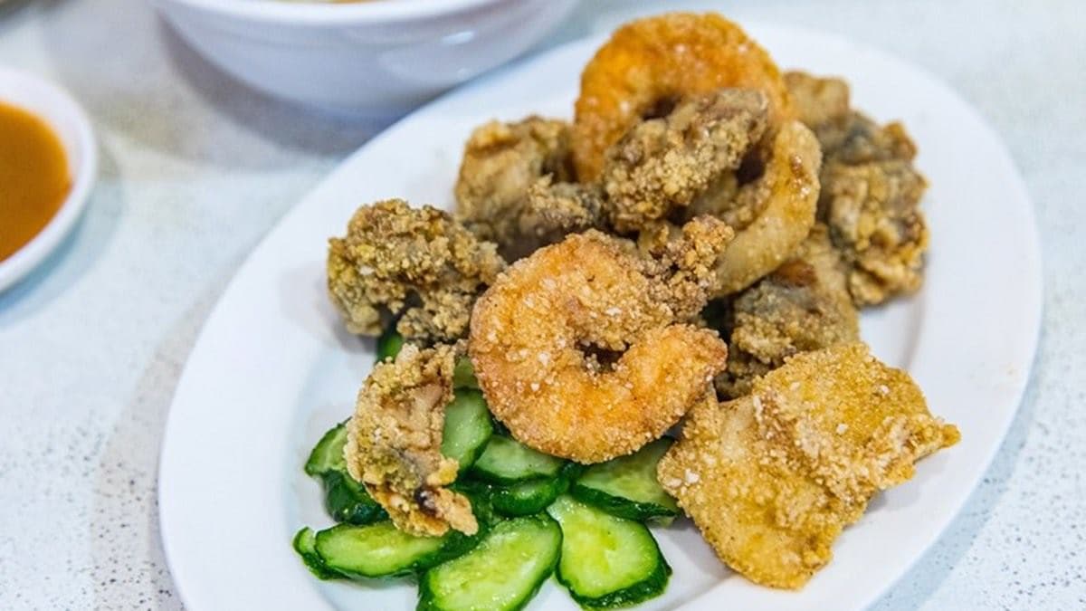 華西街夜市必吃!50年「香菇肉粥配炸物」老饕讚台北前3,炸蚵仔大顆又鮮甜 華西街夜市必吃!50年「香菇肉粥配炸物」老饕讚台北前3,炸蚵仔大顆又鮮甜