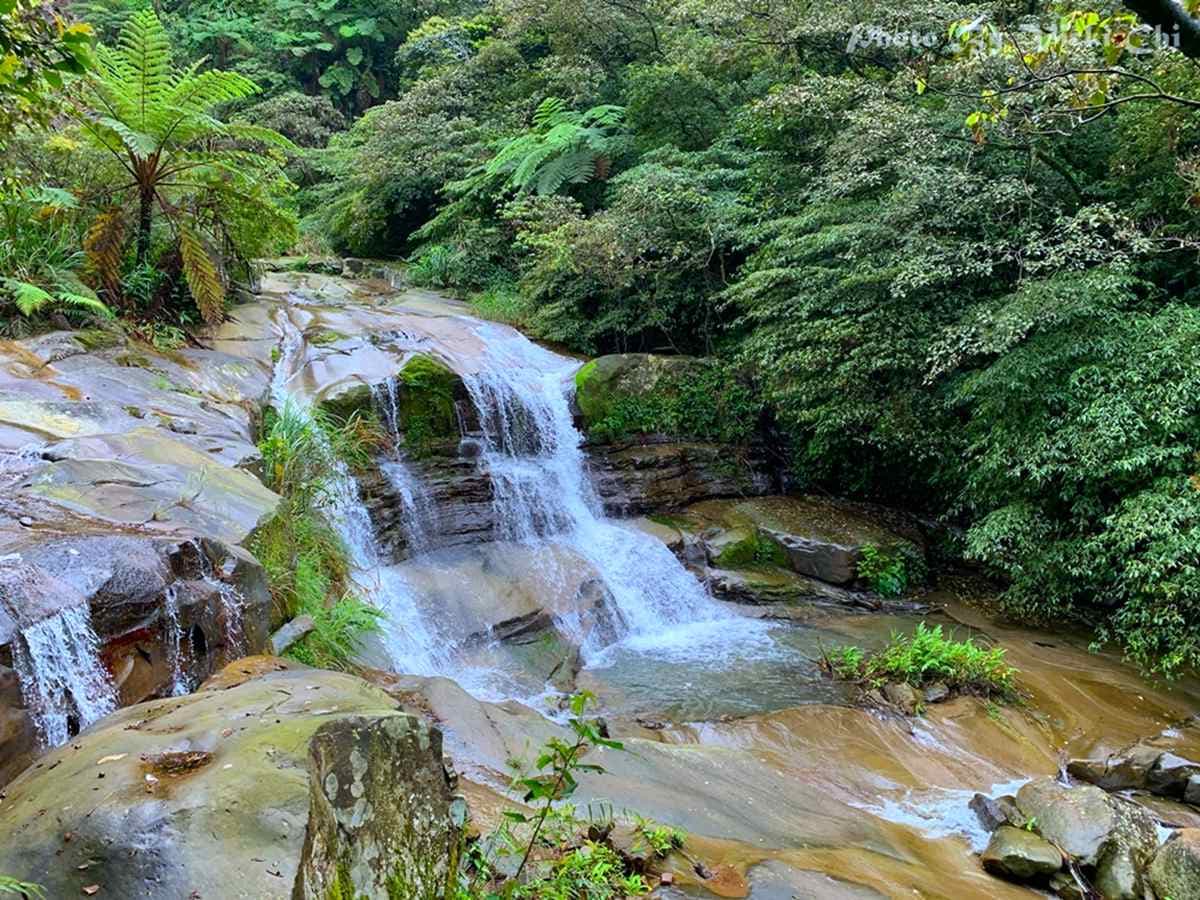 汐止祕境重現!30分鐘親溪步道可賞瀑布、觀山景,還能打卡美拍5層樓高聳岩壁 汐止祕境重現!30分鐘親溪步道可賞瀑布、觀山景,還能打卡美拍5層樓高聳岩壁