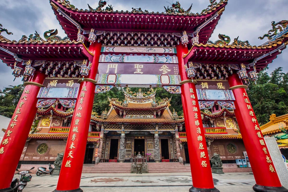 不只霞海、龍山寺!小甜甜「脫單神廟」這裡拜,超特別「戶外月老」就在全台最夯湖景旁 不只霞海、龍山寺!小甜甜「脫單神廟」這裡拜,超特別「戶外月老」就在全台最夯湖景旁