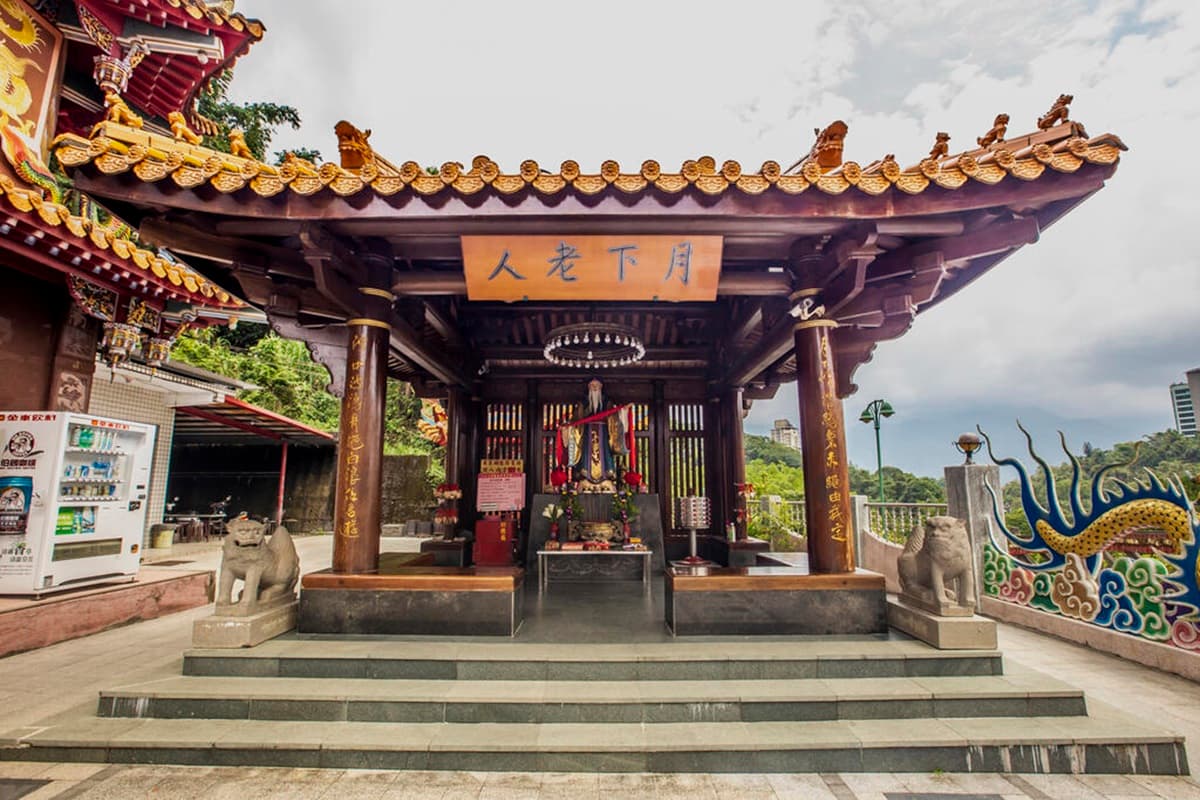 不只霞海、龍山寺!小甜甜「脫單神廟」這裡拜,超特別「戶外月老」就在全台最夯湖景旁 不只霞海、龍山寺!小甜甜「脫單神廟」這裡拜,超特別「戶外月老」就在全台最夯湖景旁