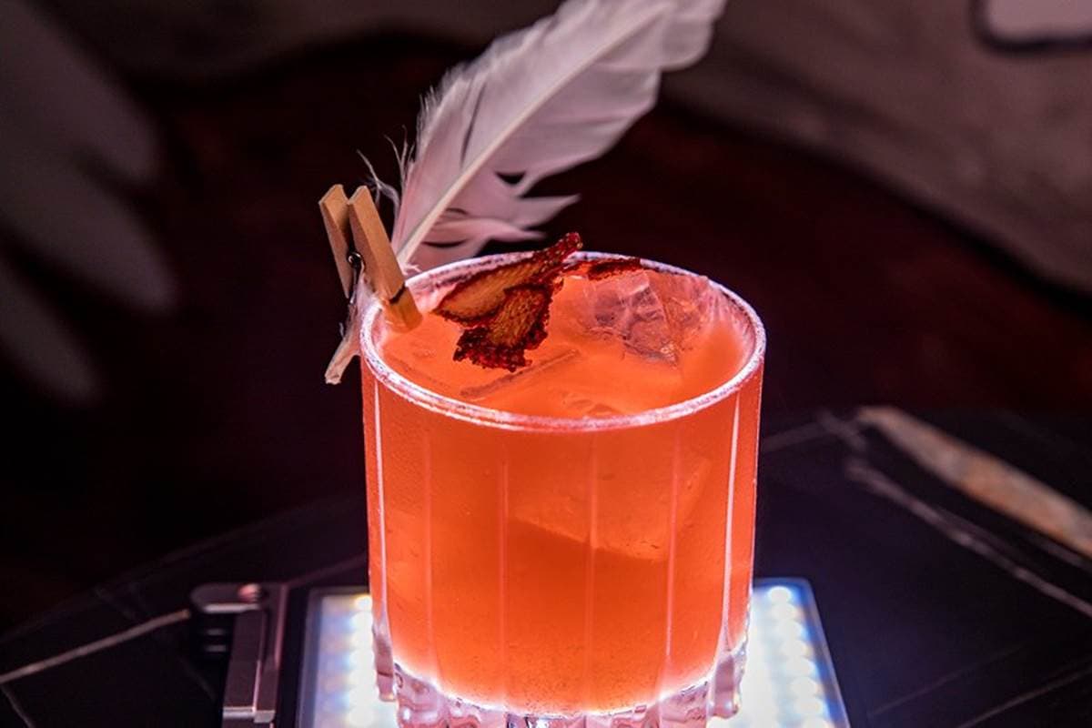 神祕餐酒館入口有玄機!必吃「無花果醬鴨胸」像朵花,「巷販擔擔麵」調酒竟然加肉乾 神祕餐酒館入口有玄機!必吃「無花果醬鴨胸」像朵花,「巷販擔擔麵」調酒竟然加肉乾