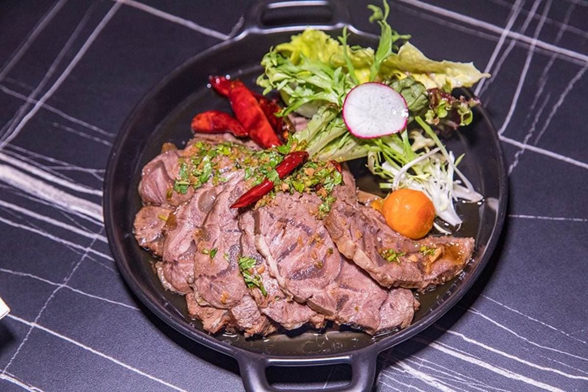 神祕餐酒館入口有玄機!必吃「無花果醬鴨胸」像朵花,「巷販擔擔麵」調酒竟然加肉乾 神祕餐酒館入口有玄機!必吃「無花果醬鴨胸」像朵花,「巷販擔擔麵」調酒竟然加肉乾