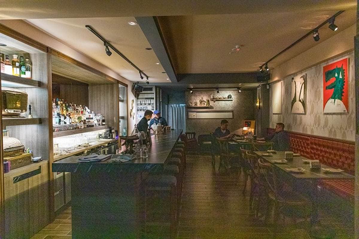 神祕餐酒館入口有玄機!必吃「無花果醬鴨胸」像朵花,「巷販擔擔麵」調酒竟然加肉乾 神祕餐酒館入口有玄機!必吃「無花果醬鴨胸」像朵花,「巷販擔擔麵」調酒竟然加肉乾