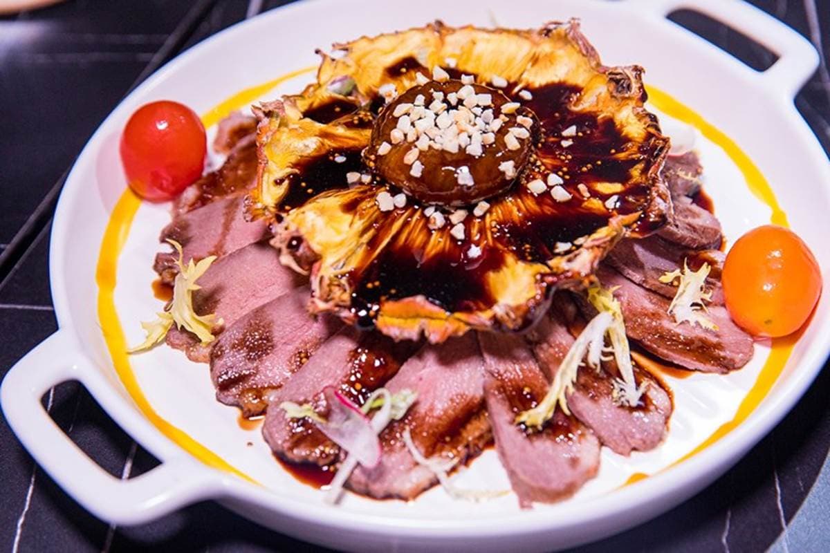 神祕餐酒館入口有玄機!必吃「無花果醬鴨胸」像朵花,「巷販擔擔麵」調酒竟然加肉乾 神祕餐酒館入口有玄機!必吃「無花果醬鴨胸」像朵花,「巷販擔擔麵」調酒竟然加肉乾