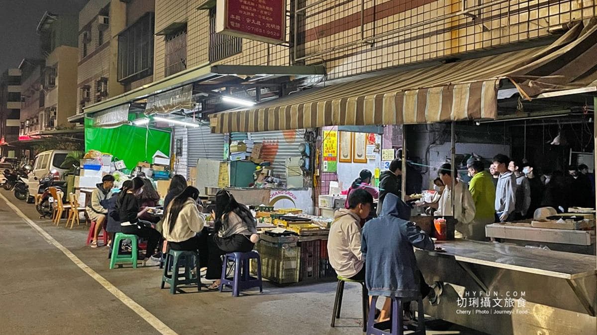 每樣菜5元起!高雄市場「超佛宵夜」凌晨3點開,學生、夜貓族摸黑也要排 每樣菜5元起!高雄市場「超佛宵夜」凌晨3點開,學生、夜貓族摸黑也要排