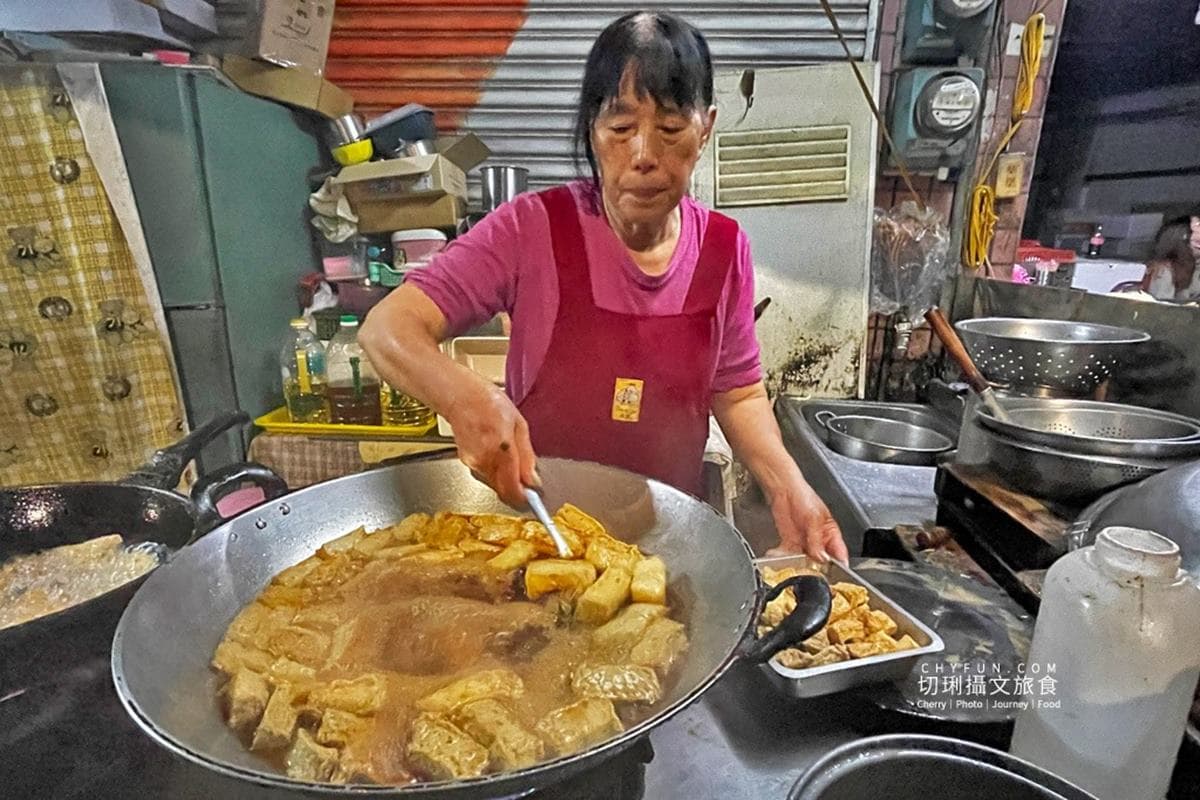 每樣菜5元起!高雄市場「超佛宵夜」凌晨3點開,學生、夜貓族摸黑也要排 每樣菜5元起!高雄市場「超佛宵夜」凌晨3點開,學生、夜貓族摸黑也要排