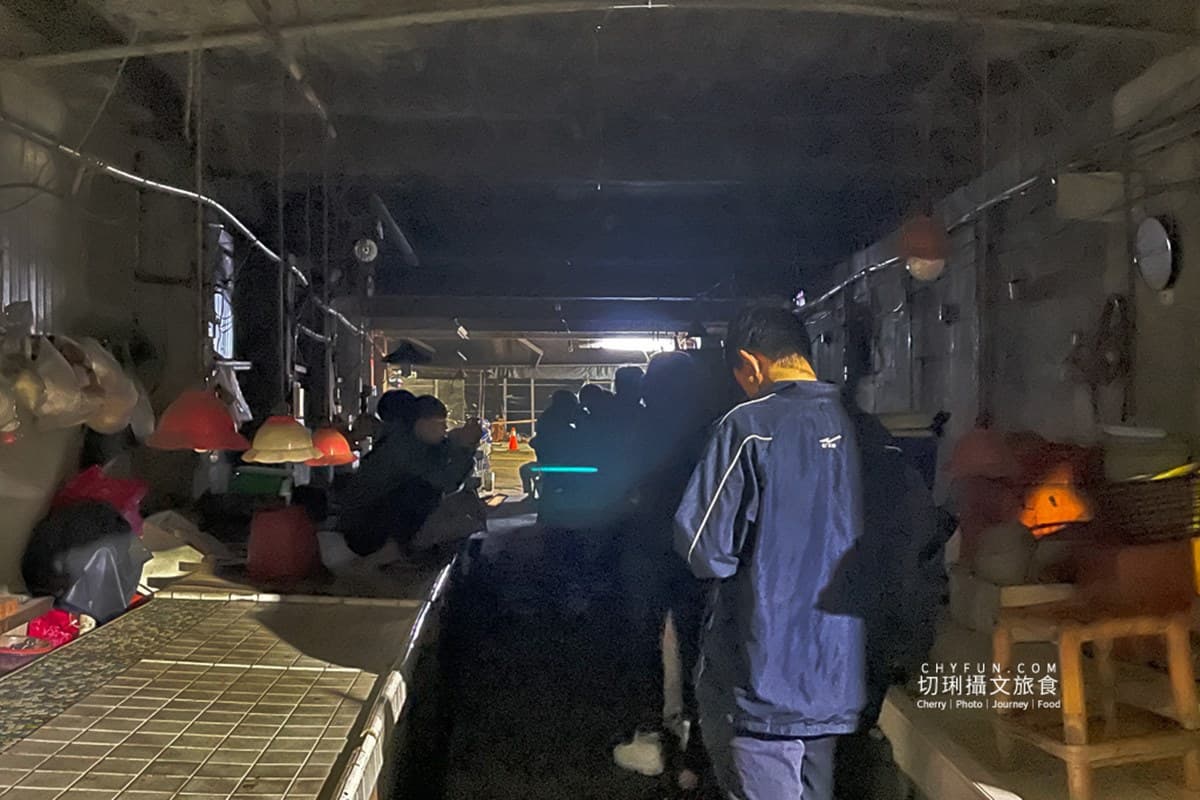 每樣菜5元起!高雄市場「超佛宵夜」凌晨3點開,學生、夜貓族摸黑也要排 每樣菜5元起!高雄市場「超佛宵夜」凌晨3點開,學生、夜貓族摸黑也要排