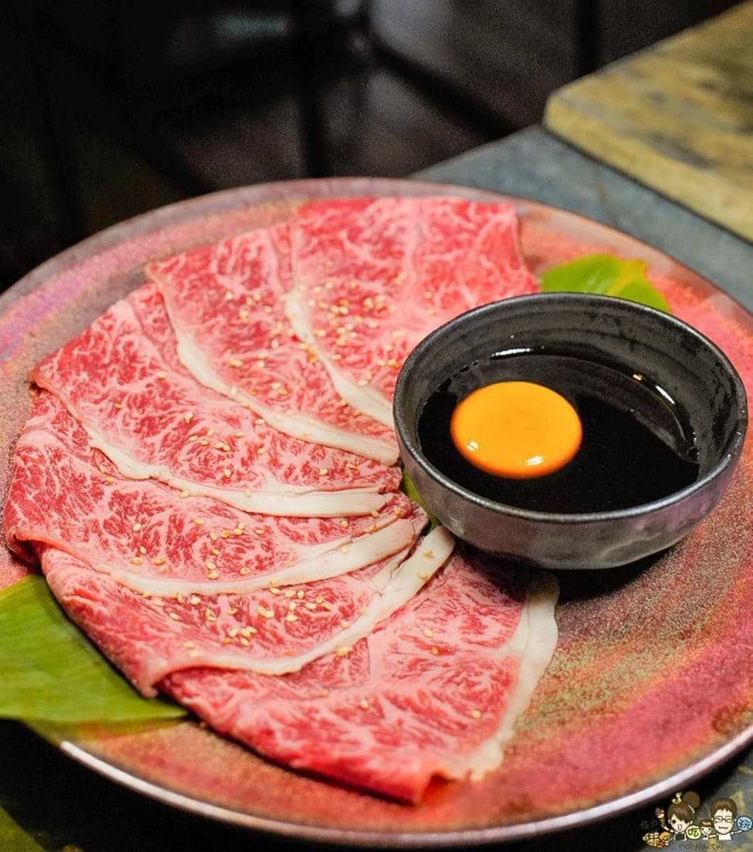 貨櫃屋裡吃燒肉!必點巧克力和牛板腱、醬燒骰子牛,「烤鴨雙饗」搭特製甜麵醬超唰嘴 貨櫃屋裡吃燒肉!必點巧克力和牛板腱、醬燒骰子牛,「烤鴨雙饗」搭特製甜麵醬超唰嘴