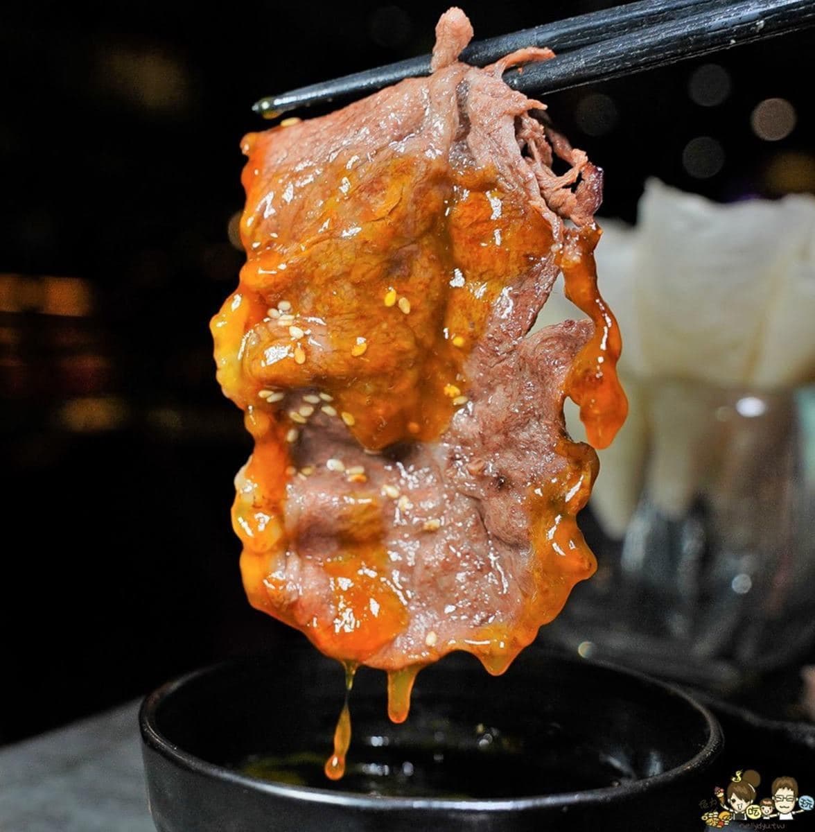 貨櫃屋裡吃燒肉!必點巧克力和牛板腱、醬燒骰子牛,「烤鴨雙饗」搭特製甜麵醬超唰嘴 貨櫃屋裡吃燒肉!必點巧克力和牛板腱、醬燒骰子牛,「烤鴨雙饗」搭特製甜麵醬超唰嘴