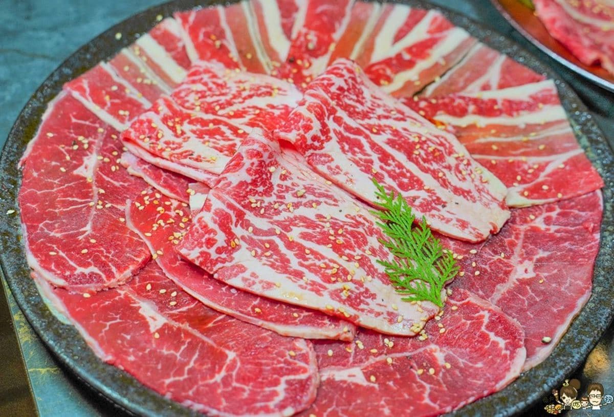 貨櫃屋裡吃燒肉!必點巧克力和牛板腱、醬燒骰子牛,「烤鴨雙饗」搭特製甜麵醬超唰嘴 貨櫃屋裡吃燒肉!必點巧克力和牛板腱、醬燒骰子牛,「烤鴨雙饗」搭特製甜麵醬超唰嘴