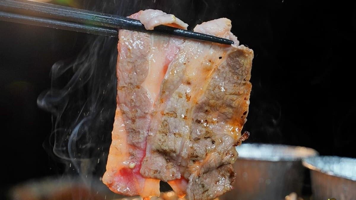 貨櫃屋裡吃燒肉!必點巧克力和牛板腱、醬燒骰子牛,「烤鴨雙饗」搭特製甜麵醬超唰嘴 貨櫃屋裡吃燒肉!必點巧克力和牛板腱、醬燒骰子牛,「烤鴨雙饗」搭特製甜麵醬超唰嘴