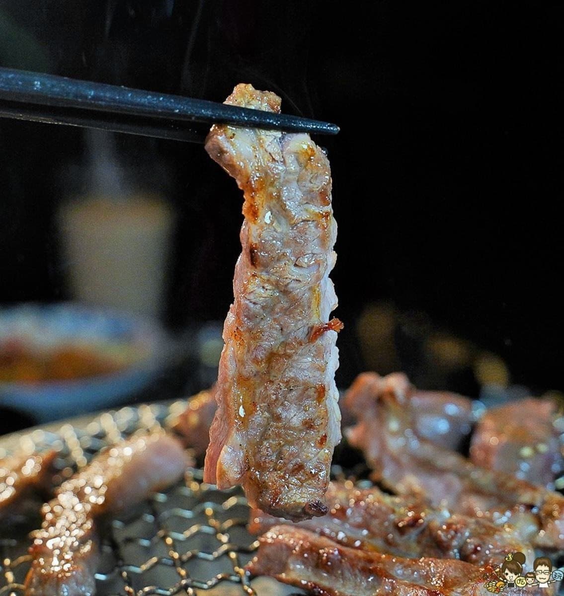 貨櫃屋裡吃燒肉!必點巧克力和牛板腱、醬燒骰子牛,「烤鴨雙饗」搭特製甜麵醬超唰嘴 貨櫃屋裡吃燒肉!必點巧克力和牛板腱、醬燒骰子牛,「烤鴨雙饗」搭特製甜麵醬超唰嘴