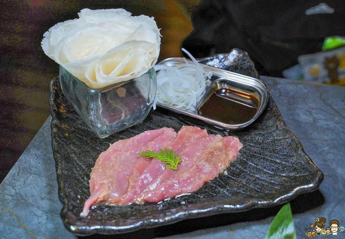 貨櫃屋裡吃燒肉!必點巧克力和牛板腱、醬燒骰子牛,「烤鴨雙饗」搭特製甜麵醬超唰嘴 貨櫃屋裡吃燒肉!必點巧克力和牛板腱、醬燒骰子牛,「烤鴨雙饗」搭特製甜麵醬超唰嘴