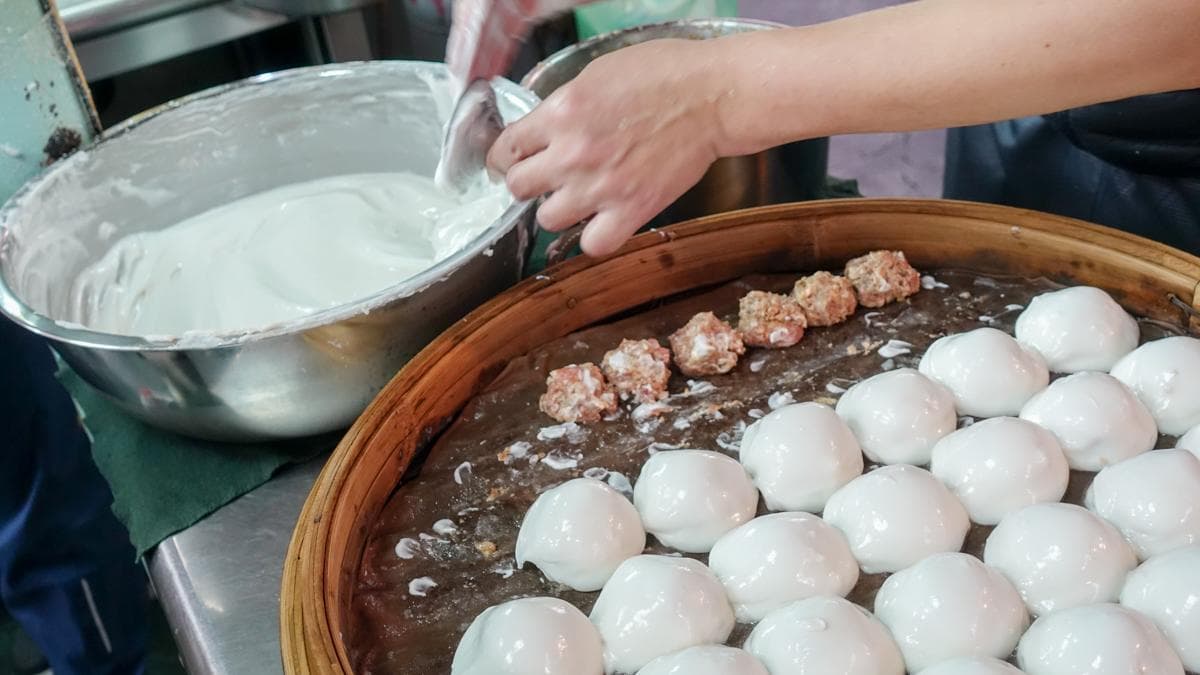 20年市場老味道!士林清蒸肉圓手工現做Q彈鮮嫩,1顆20元再配四神湯更對味 20年市場老味道!士林清蒸肉圓手工現做Q彈鮮嫩,1顆20元再配四神湯更對味