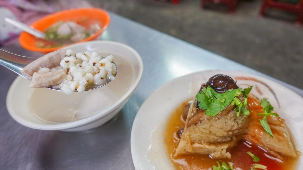 20年市場老味道!士林清蒸肉圓手工現做Q彈鮮嫩,1顆20元再配四神湯更對味 20年市場老味道!士林清蒸肉圓手工現做Q彈鮮嫩,1顆20元再配四神湯更對味