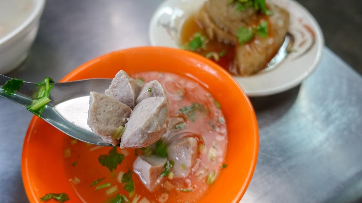 20年市場老味道!士林清蒸肉圓手工現做Q彈鮮嫩,1顆20元再配四神湯更對味 20年市場老味道!士林清蒸肉圓手工現做Q彈鮮嫩,1顆20元再配四神湯更對味