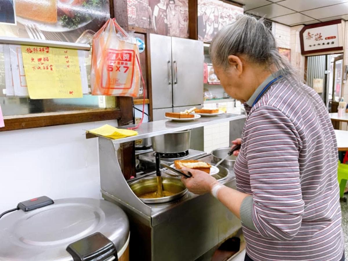 台南79年老字號!棺材板始祖「金黃吐司」注入白色濃湯超誘人,老饕先吃「蓋」再嘗餡 台南79年老字號!棺材板始祖「金黃吐司」注入白色濃湯超誘人,老饕先吃「蓋」再嘗餡