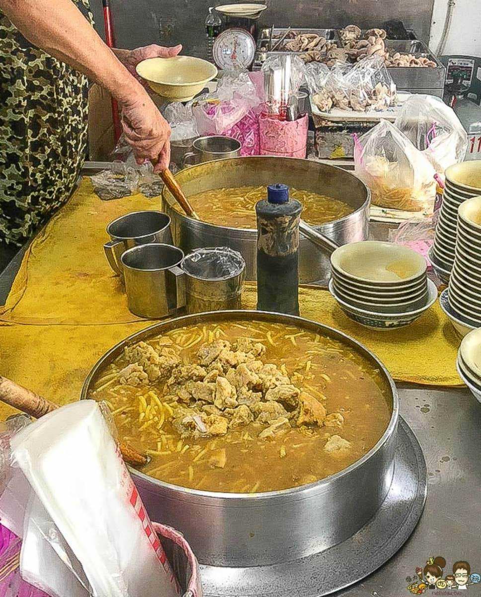 老街從頭吃到尾!高雄橋頭4家古早味美食:咖哩鮪魚羹、手臂粗大腸頭、「狀元」肉燥飯 老街從頭吃到尾!高雄橋頭4家古早味美食:咖哩鮪魚羹、手臂粗大腸頭、「狀元」肉燥飯