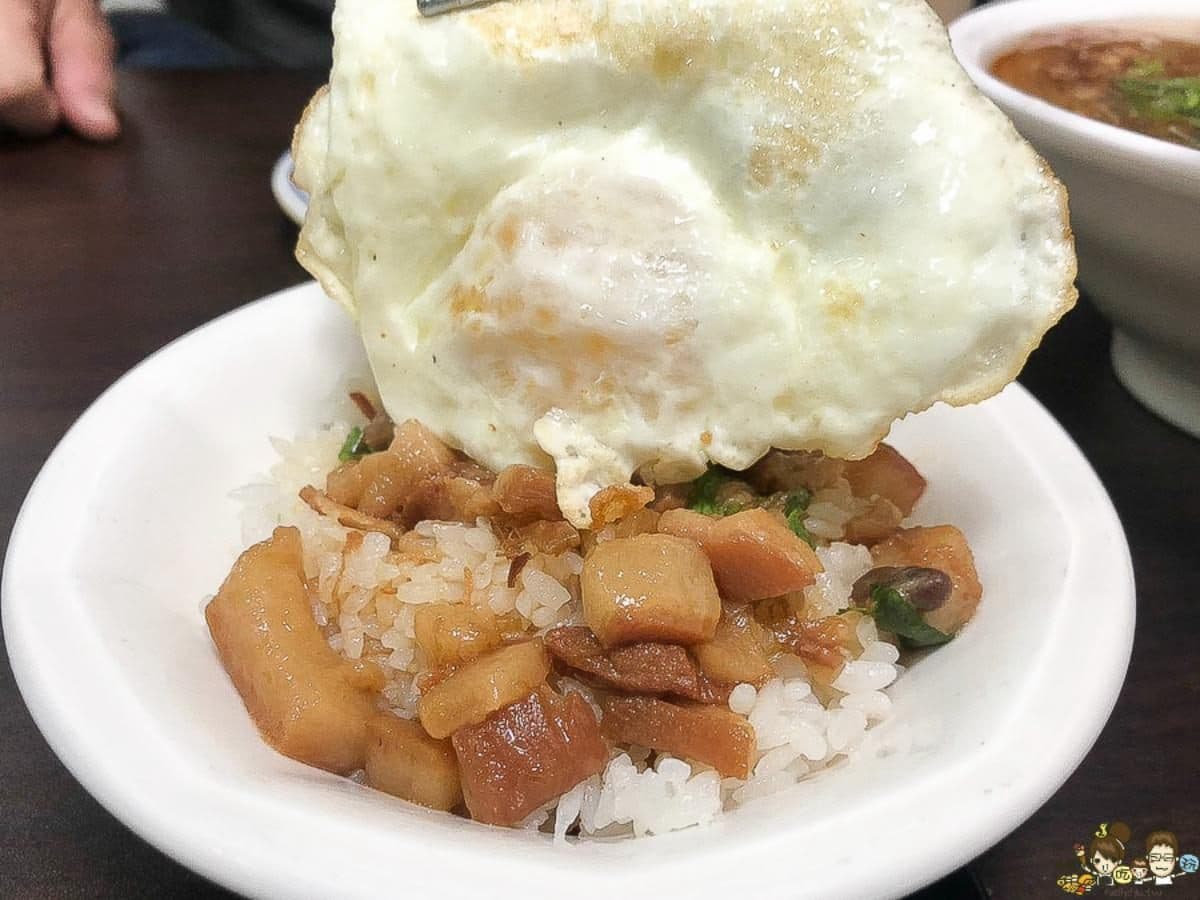 老街從頭吃到尾!高雄橋頭4家古早味美食:咖哩鮪魚羹、手臂粗大腸頭、「狀元」肉燥飯 老街從頭吃到尾!高雄橋頭4家古早味美食:咖哩鮪魚羹、手臂粗大腸頭、「狀元」肉燥飯